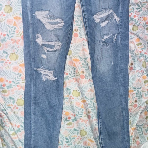 American Eagle Outfitters Light Blue Distressed Cropped Jeans - Picture 8 of 8
